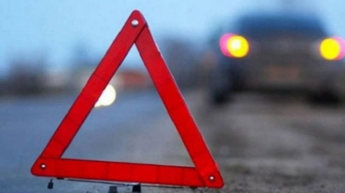 Ağstafada avtomobil ağaca çırpılıb, sürücü xəsarət alıb