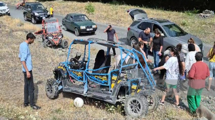 Qəbələdə əcnəbi turistlər qəzaya düşüb, yaralılar var - FOTO 