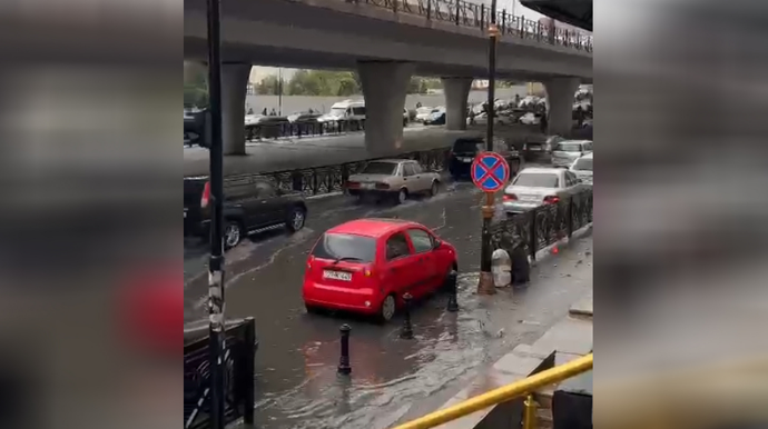 Bakıda yağış yağdı, 3-cü mikrorayon dairəsini su basdı - VİDEO 