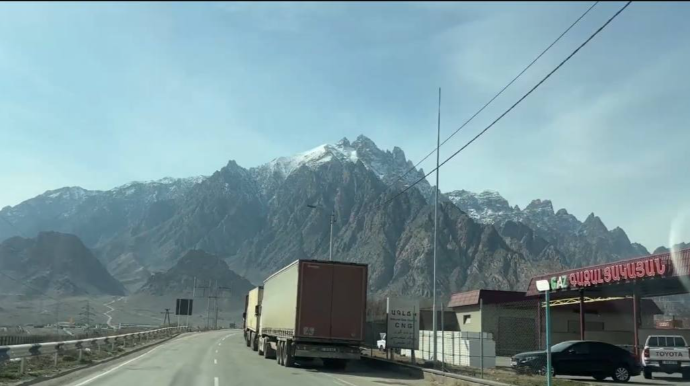 Ermənistan–İran sərhədində yük maşınlarının növbəsi yaranıb - VİDEO 