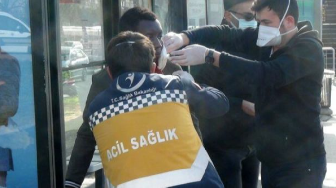 İstanbul küçələrində dəşhət: beş nəfəri bıçaqlayıb, bir nəfərin boğazını kəsdi - VİDEO