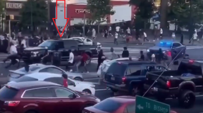 Polisdən qaçan sürücü keçiddəki insanları vurub əzdi  - VİDEO