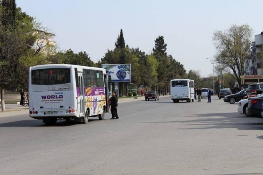 Sumqayıtın “trafik canavarları”: Damaqda siqaret, qulaqda telefon və "ralli yarışları"