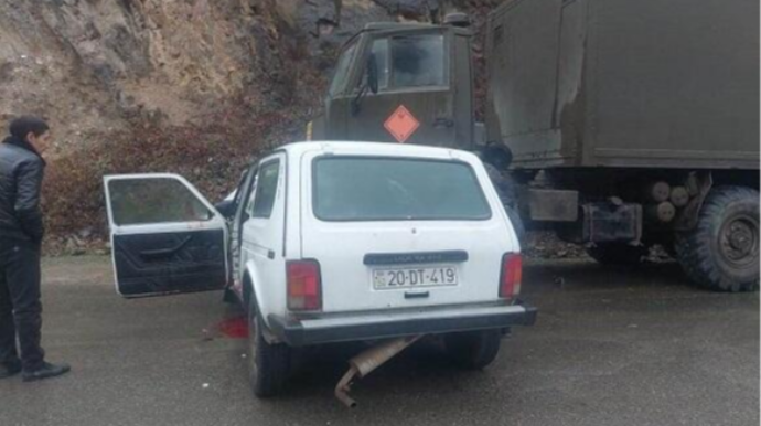 Biləsuvarda "Niva" "KamAZ"la toqquşdu, ata və oğlu xəsarət aldı