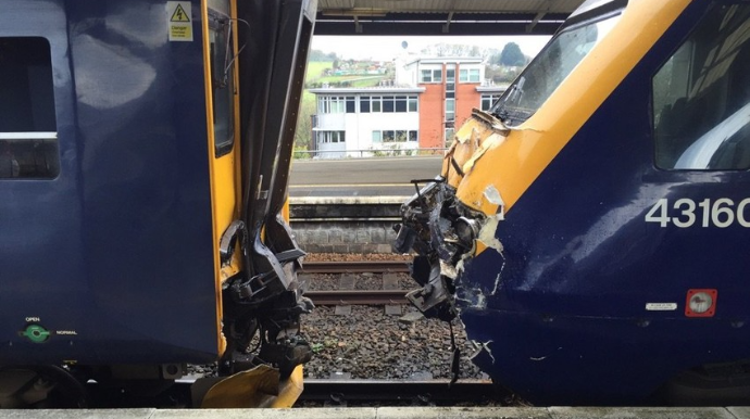 İngiltərədə qatarlar toqquşub, xəsarət alanlar var - VİDEO