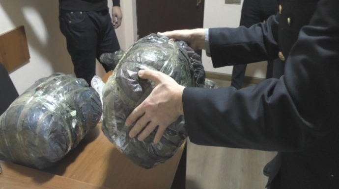 Ağdaşda narkokuryerdən külli miqdarda narkotik vasitə və “Kalaşnikov” avtomatı götürülüb  - FOTO