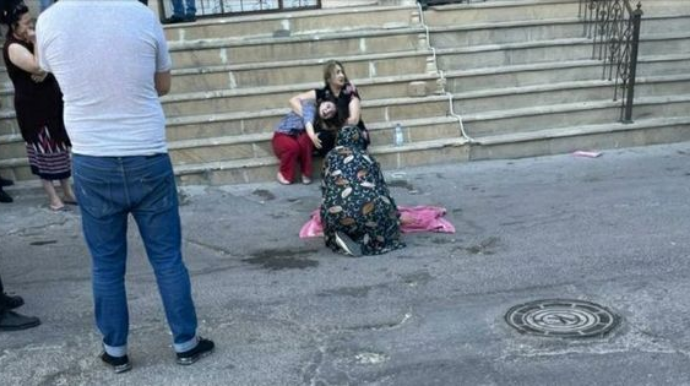 Bakıda azyaşlı çoxmərtəbəli binadan yıxılaraq ölüb   - FOTO