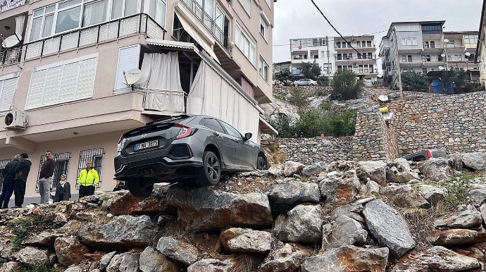 Avtomobil uçurumdan asılı qaldı; xilasedicilər qəzanın qarşısını aldı - VİDEO 