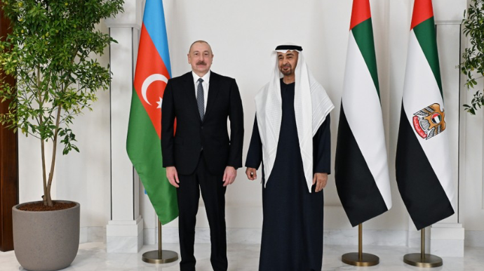 İlham Əliyev BƏƏ Prezidentinə zəng etdi