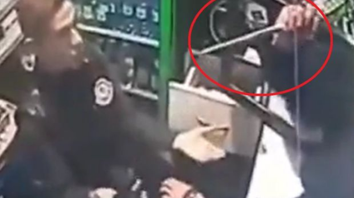 Sumqayıtda bıçaqlı şəxs satıcını hədələyib pulları apardı - ANBAAN VİDEO 