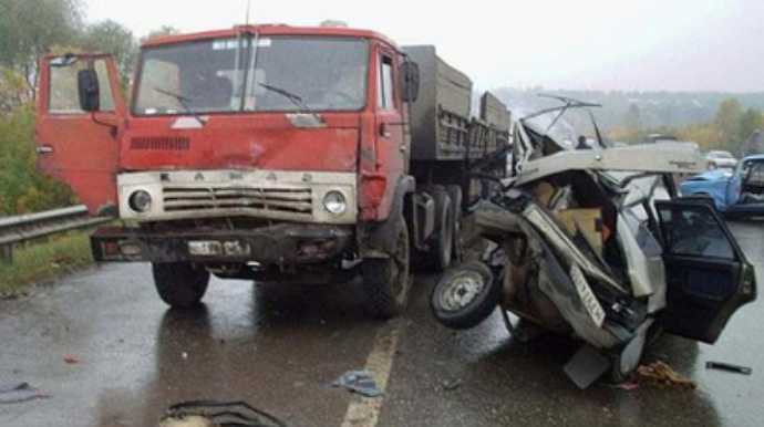 Bakıda yük və minik avtomobilləri toqquşub, xəsarət alanlar var