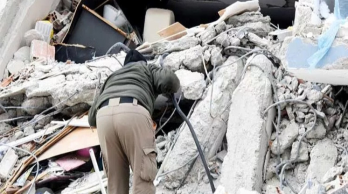 Dağıntıları əlləri ilə qazaraq ailələrini axtaran ATALAR 