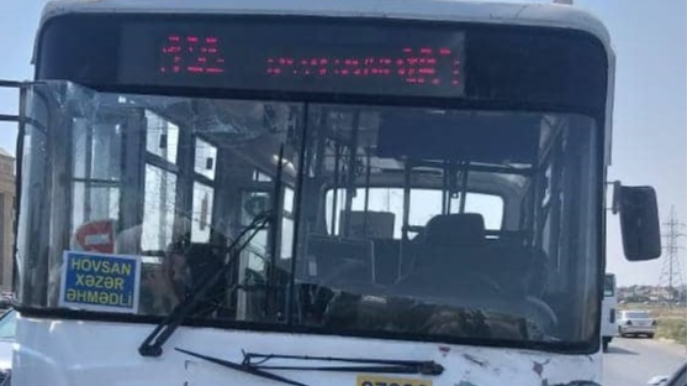 132 saylı avtobus qəzaya düşdü - Xəsarət alan var