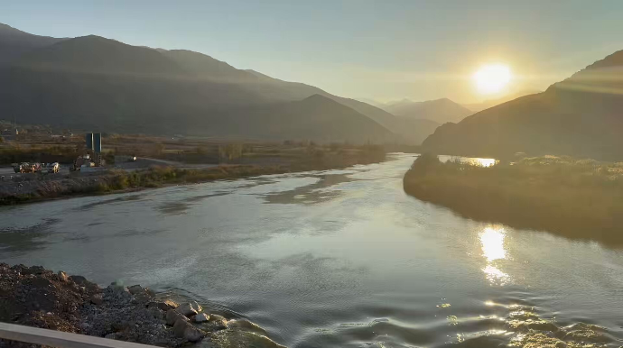 Hikmət Hacıyev Araz çayı üzərindəki Ağbənd–Kəlalə körpüsündən paylaşım edib - VİDEO