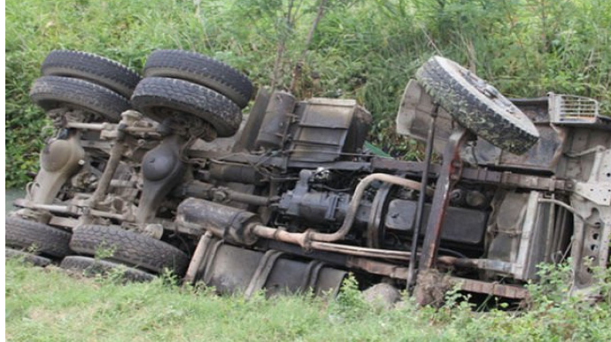 Cəlilabadda "Kamaz" aşdı, sürücü öldü 