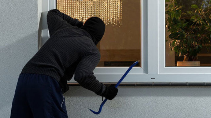 Bakıda maskalı şəxs bıçaqla mənzilə basqın etdi