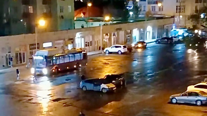 Lökbatanda qəza: “Prius” və “Mercedes toqquşdu   - VİDEO