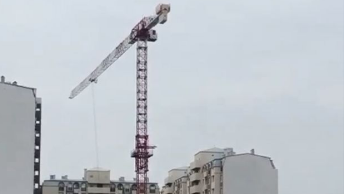 Bakıda təhlükəli anlar yaşanır:  Kran hər an aşa bilər  - VİDEO