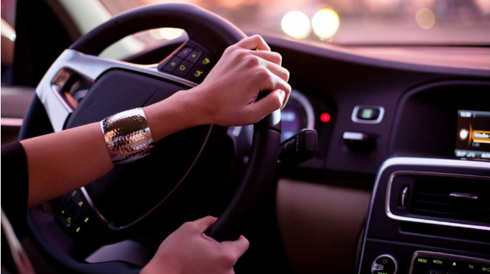 Müğənni keçmiş arvadının maşınını da əlindən aldı  - FOTO