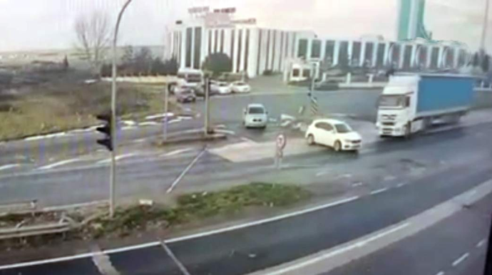 Qayda pozan TIR sürücüsü yolayrıcında dəhşətli qəza törətdi; yaralı var - VİDEO