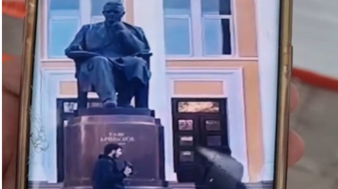 В Баку наказаны лица за проявление неуважения к памятнику Узеиру Гаджибекову  - ВИДЕО