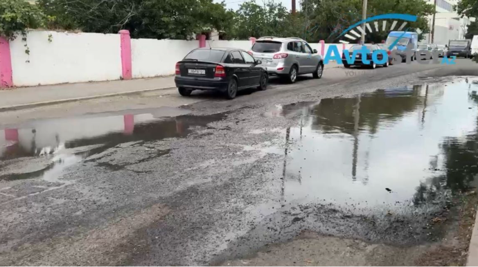 Bakının bu küçəsində kanalizasiya daşıb, ətrafı üfunət bürüyüb - VİDEO