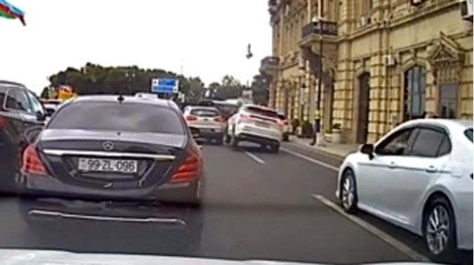 Bakıda ehtiyatsız sürücü “Changan”ı qarşısındakı maşına çırpdı   - ANBAAN VİDEO