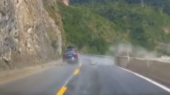 Dağda baş verən uçqun sürücüləri qorxuya saldı - VİDEO