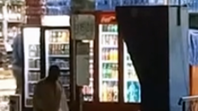 Bakıda turist hamam xalatı ilə marketə getdi - VİDEO 