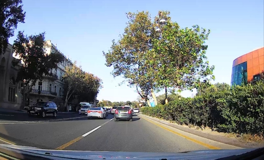 Bu küçədə dayanan maşında radar var, sürət həddini aşmayın - VİDEO