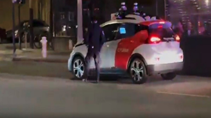 Polis sürücüsüz hərəkət edən avtomobili saxladı -VİDEO 