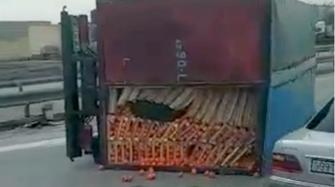 Bakı-Ələt yolunda meyvə dolu yük avtomobili aşdı - VİDEO 