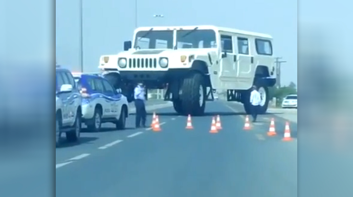 Ərəb şeyxinin lüks avtomobili tıxacda qaldı - Kömək üçün polislər gəldi    - VİDEO - FOTO