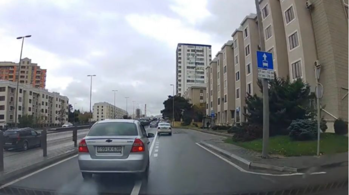 Avtobus zolağından istifadə edilə bilərdi, amma qayda pozub təhlükə yaratdı - VİDEO 