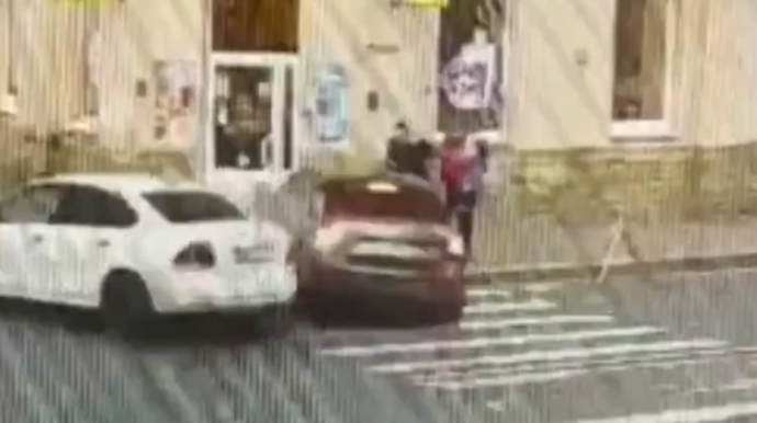 Piyadalardan 1 metr məsafədə yan keçən DƏHŞƏTLİ QƏZA   - VİDEO