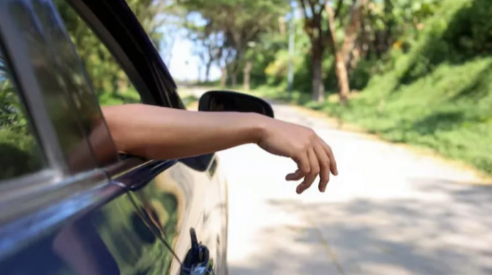 Əlin maşından çölə çıxarılmasına görə cərimə tətbiq olunur? - EKSPERT AÇIQLADI 