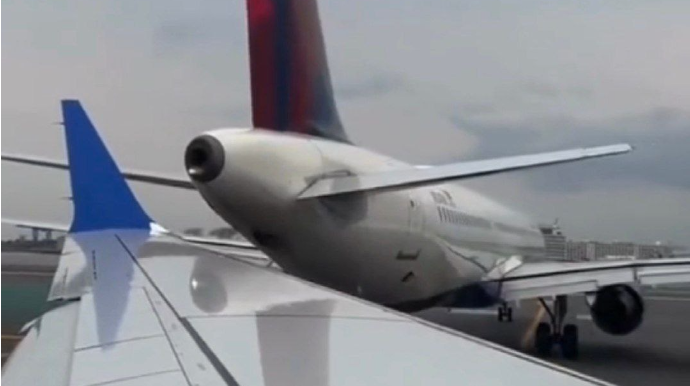 Hava limanında iki təyyarə toqquşdu, sərnişinlər qorxuya düşdü - VİDEO