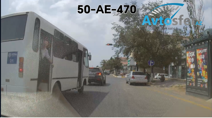 Dayanacağa girməyən sürücü sərnişinləri yolun ortasında düşürüb təhlükəyə atdı - VİDEO