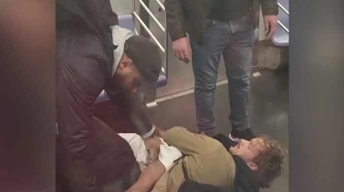 Metroda DƏHŞƏTLİ HADİSƏ:  Ac olduğunu deyən şəxsi boğub öldürdü  - VİDEO