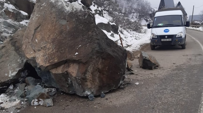 Gəncə-Daşkəsən yoluna qaya parçası düşüb  - Yol bağlanıb - FOTO