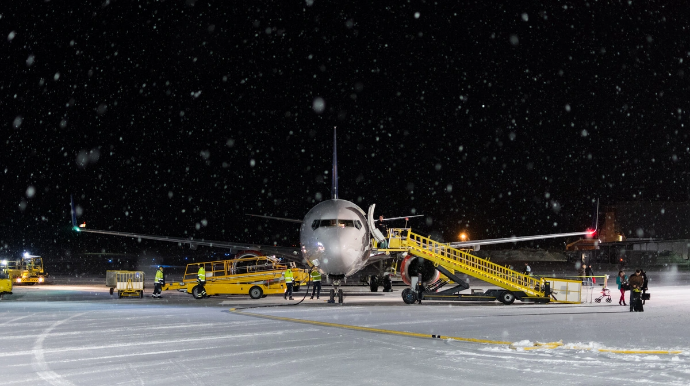 Güclü qar mindən çox sərnişini gecəni aeroportda keçirməyə vadar etdi - FOTO