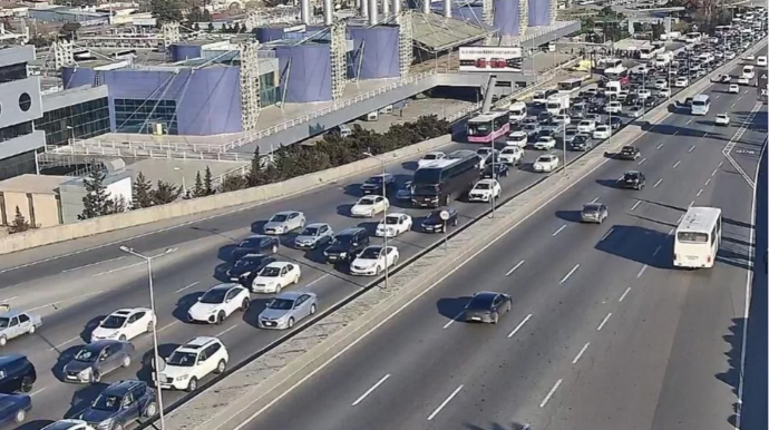 Bakının bir sıra yollarında nəqliyyatın sıxlığı yaranıb 