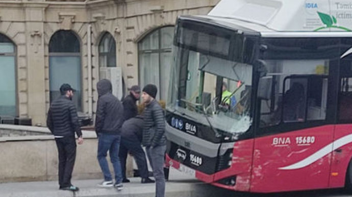 Paytaxtda sərnişin avtobusu qəza törətdi  - FOTO 