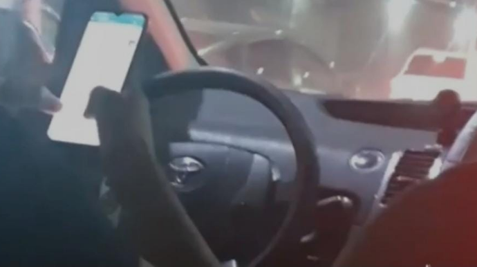 Sükan arxasında telefonla oynayan "Prius" sürücüsü - VİDEO 