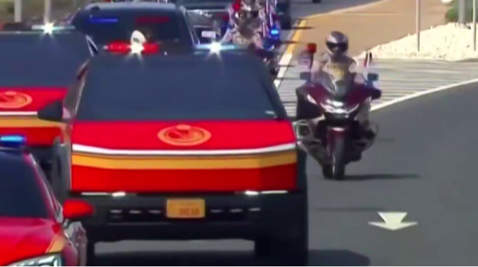 Trampı qırmızı "Cybertruck" və dəvələrlə qarşıladılar - VİDEO 