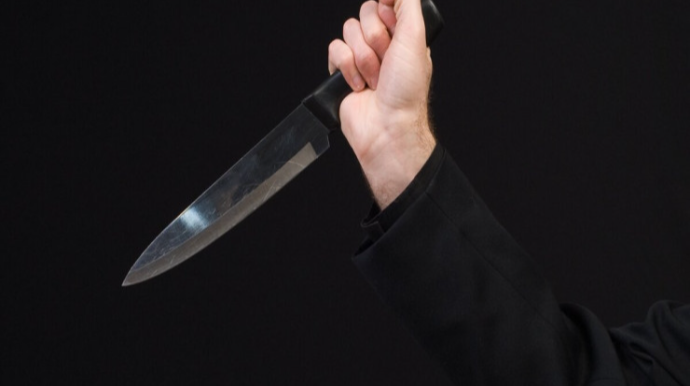 Keşiş kilsədən akkumulyator oğurlamaq istəyən gəncin əllərini kəsdi 