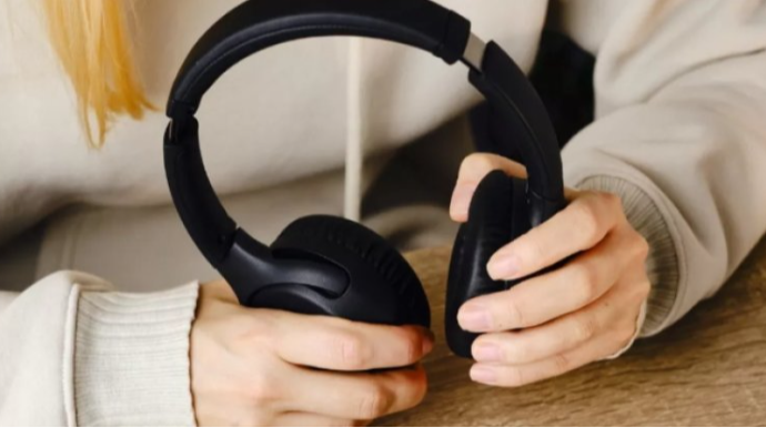 Məşhur qulaqlıqlarda xərçəng riski yaradan maddələr aşkarlanıb