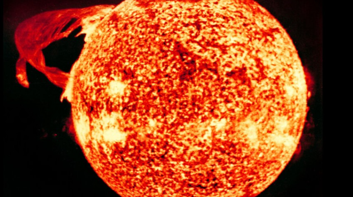 Günəşdə güclü partlayış baş verib 