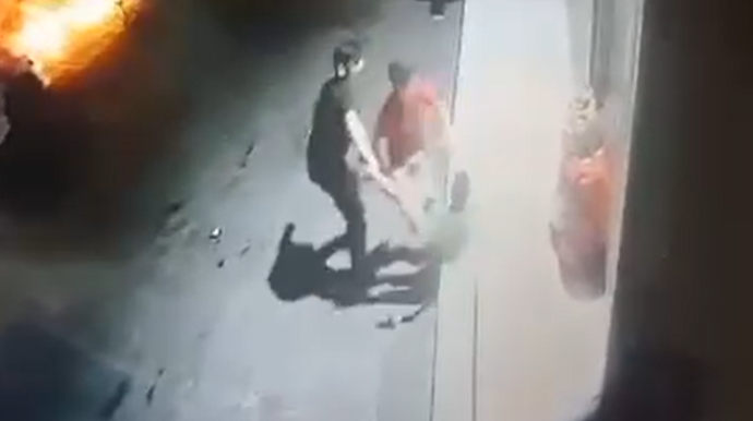 DİN:  Küçədə uşağı döyənlərin kimliyi müəyyənləşib  - VİDEO