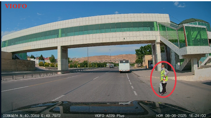 Keçidin altında ölümə gedən qadın kameraya düşdü - VİDEO